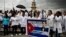  Decenas de médicos cubanos protestan hoy, sábado 22 de agosto de 2015, en la Plaza de Banderas al sur de Bogotá (Colombia). Alrededor de medio centenar de cubanos que desertaron de las misiones médicas de Venezuela se concentraron para denunciar "el limb