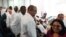 La viceministra de Salud, Marcia Cobas (d), saluda a un grupo de médicos cubanos durante un entrenamiento en la Universidad de Brasilia (Brasil).