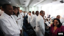 La viceministra de Salud, Marcia Cobas (d), acompañó al primer grupo de médicos cubanos al entrenamiento en la Universidad de Brasilia.