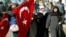 Unas mujeres musulmanas fotografiadas mientras pasean por una de las calles de Estambul, Turquía. 