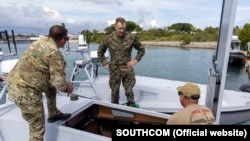Durante una visita operativa a la Estación Naval de la Bahía de Guantánamo, el comandante del SOUTHCOM, general Francis L. Donovan, observó sistemas no tripulados.