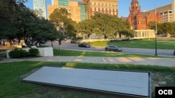 Placa conmemorativa con fragmento del discurso que no pudo ofrecer el presidente JFK en Dallas, Texas, en noviembre de 1963. 