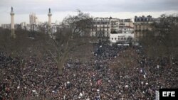 Los nietos del escritor estadounidense Ernest Hemingway, John (d) y Patrick Hemingway (i), ofrecen declaraciones hoy, a su llegada a La Habana (Cuba). 
