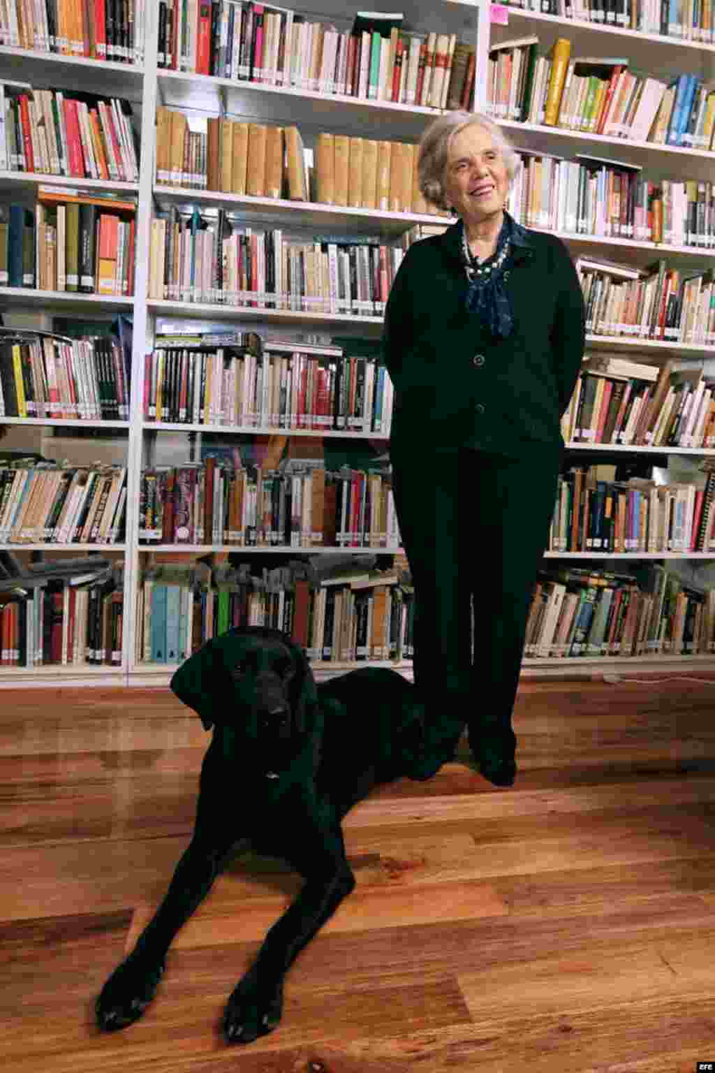 La escritora Elena Poniatowska posa para una fotografía en su residencia, en Ciudad de México (México). 