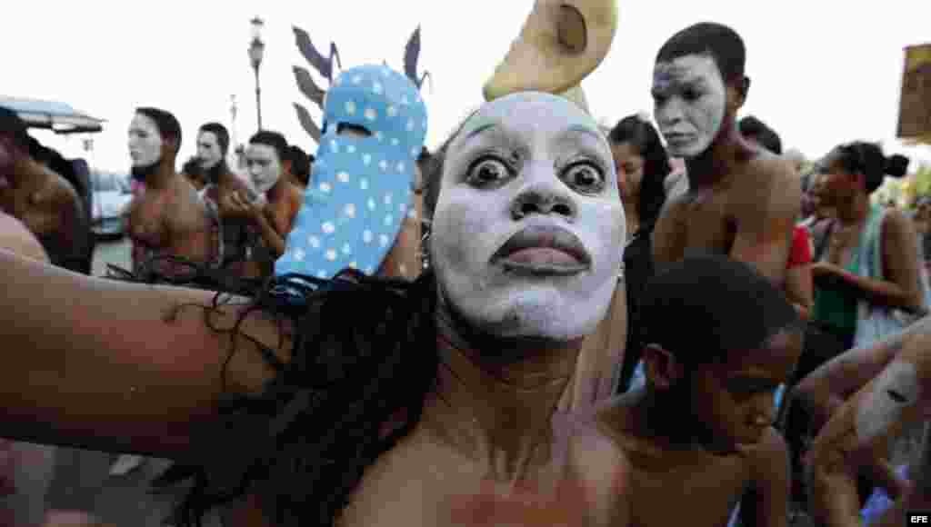 Modelos con los cuerpos pintados por el artista cubano Manuel Mendive. 