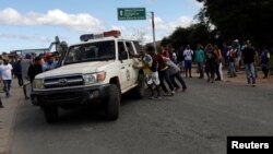 Una ambulancia traslada a heridos desde Kumarakapay en la frontera con Brasil.