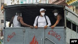 Reactivan servicio de transporte público y abren las playas del este de La Habana. (YAMIL LAGE / AFP)