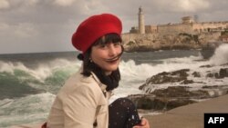 La escritora cubana Wendy Guerra posa en el Malecón de La Habana. (Adalberto Roque / AFP)