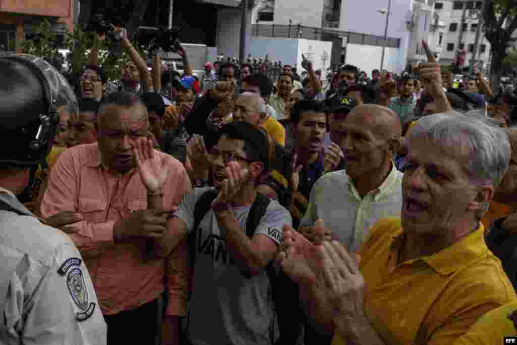 Opositores al Gobierno de Nicolás Maduro se manifiestan en rechazo a la decisión del Tribunal Supremo de asumir las competencias del Parlamento, hoy, viernes 31 de marzo de 2017, en Caracas (Venezuela). El Tribunal Supremo de Justicia (TSJ) de Venezuela d