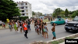 Niños bloquean la Avenida Boyeros debido a la falta de electricidad, después de que la red eléctrica de Cuba sufriera un colapso parcial a primera hora del jueves, dejando sin suministro a todo el este de Cuba; en La Habana, Cuba, 14 de mayo de 2026. REUTERS/Norlys Perez