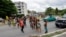 Niños bloquean la Avenida Boyeros debido a la falta de electricidad, después de que la red eléctrica de Cuba sufriera un colapso parcial a primera hora del jueves, dejando sin suministro a todo el este de Cuba; en La Habana, Cuba, 14 de mayo de 2026. REUTERS/Norlys Perez