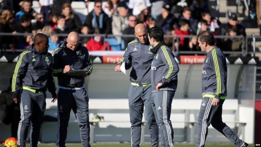 El nuevo entrenador del Real Madrid, el técnico francés Zinedine Zidane (c), junto a los miembros del cuerpo técnico.