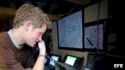 Príncipe Enrique de Inglaterra hablando con un avión, que está operando sobre Afganistán