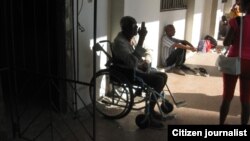 Anciano y discapacitado, dos limitaciones que se únen a las tantas carencias que enfrentan las personas con necesidades especiales en Cuba. (Foto: Lázaro Yuri Valle Roca)