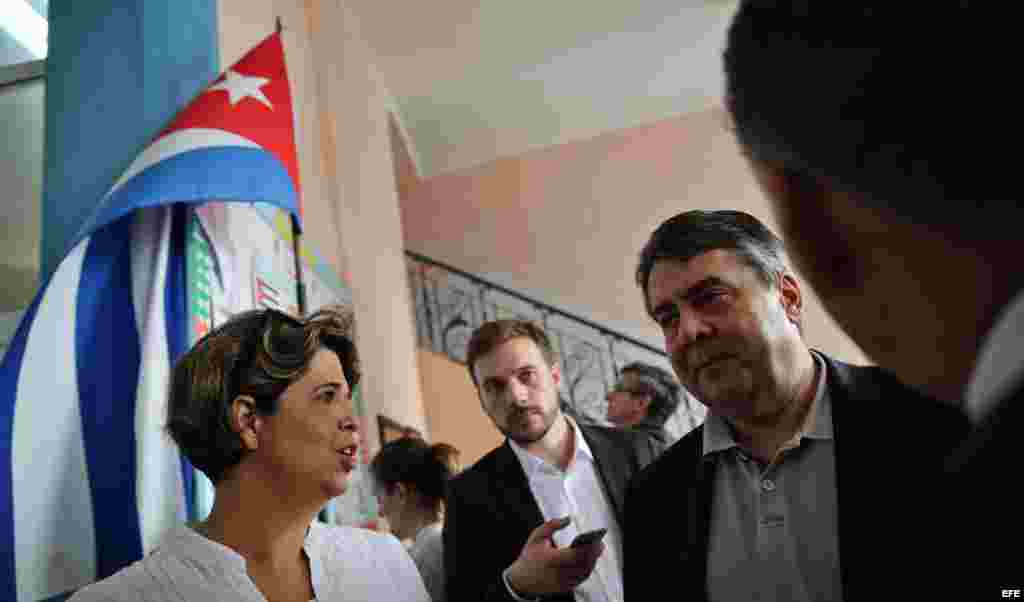 El ministro alemán de Economía, Sigmar Gabriel (d), realiza un recorrido por el Centro Histórico de La Habana hoy, viernes 8 de enero de 2016, en La Habana. EFE