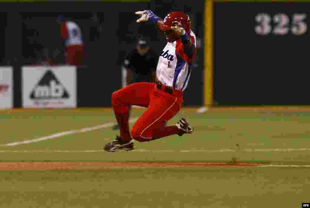 El jugador Liván Molinera, trata de llegar a tercera durante la semifinal entre Cuba y Venezuela.