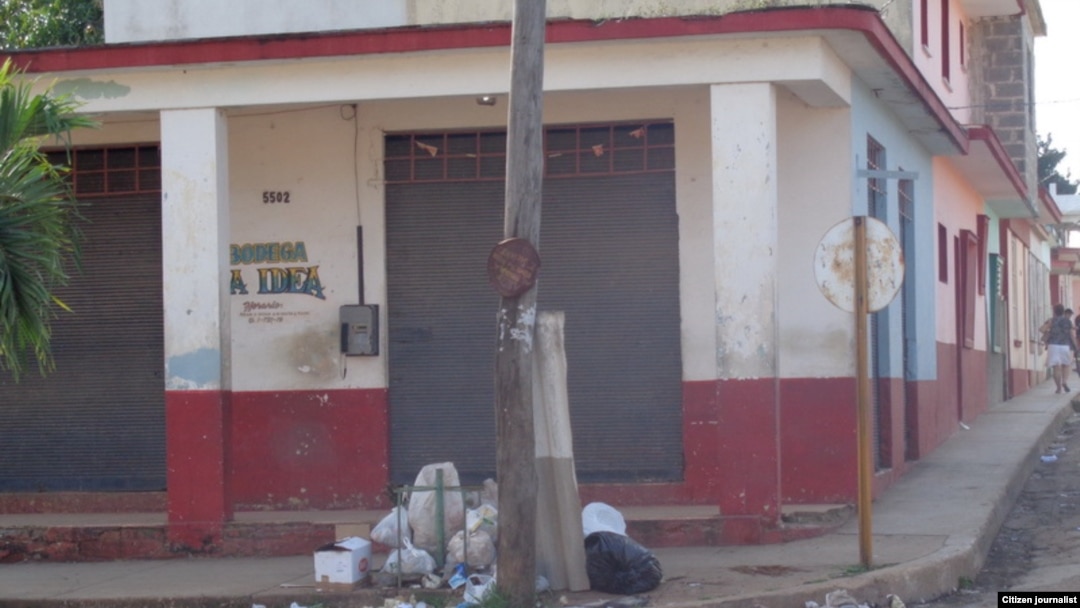 Reporta Cuba. Suciedad en céntrica calle en San Antonio de los Baños.