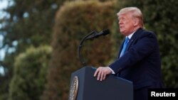 El presidente de Estados Unidos, Donald Trump, se dirige a la audiencia en el cementerio norteamericano de Normandía, Francia, 6 de junio de 2019. (REUTERS).cuando visi