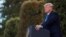 El presidente de Estados Unidos, Donald Trump, se dirige a la audiencia en el cementerio norteamericano de Normandía, Francia, 6 de junio de 2019. (REUTERS).cuando visi