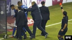 El árbitro chileno Enrique Osses (d) muestra tarjeta roja al delantero brasileño Neymar (i) después de pitar el final del partido Brasil-Colombia.