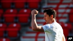 Robert Lewandowski del Bayern Múnich festeja tras anotar el primer gol del equipo en la victoria 2-0 ante Hertha Berlín en la Bundesliga, el domingo 17 de mayo de 2020. (AP Foto/Hannibal Hanschke, Pool)