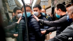 Imagen del acoso a la prensa: el editor del medio online Stand News, Patrick Lam, es detenido por la policía de Hong Kong el 29 de diciembre de 2021. (AP/Vincent Yu).