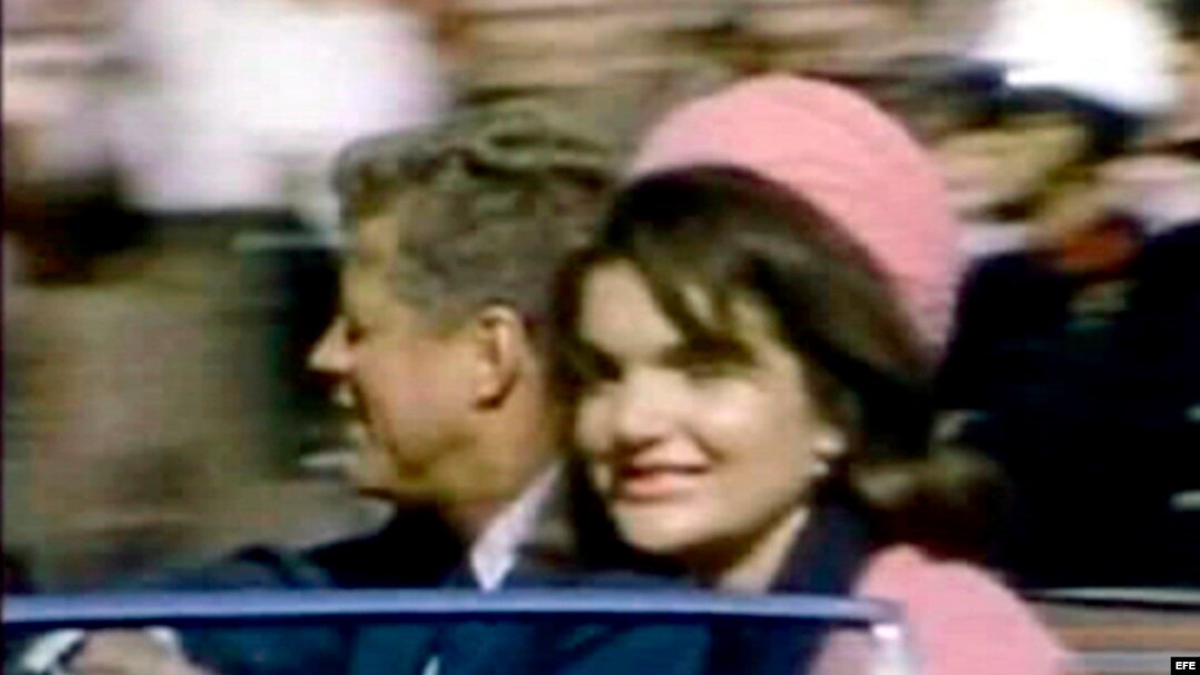 Fotograma de una secuencia inédita facilitada el martes 20 de febrero del 2007, que muestra al presidente estadounidense John F. Kennedy (i) junto a su esposa, Jacqueline Kennedy (d), unos 90 segundos antes de que fuera asesinado en Dallas, Texas. 