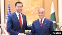 El primer ministro de Pakistán, Shehbaz Sharif, estrecha la mano del vicepresidente de Estados Unidos, JD Vance, en el marco de las conversaciones de paz, en Islamabad. Reuters.