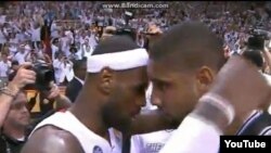 Grandeza de los Grandes: James abraza a Duncan, su peor enemigo sobre las tablas.