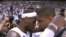 Grandeza de los Grandes: James abraza a Duncan, su peor enemigo sobre las tablas.