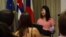 Claudia Genlui Hidalgo imparte el miércoles 11 de diciembre en la Embajada Checa en La Habana la conferencia que le costó el trabajo (Foto tomada de su cuenta de Facebook).