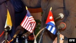 Fotografía de archivo de banderas de Cuba y Estados Unidos.