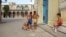 Niños cubanos juegan a las bolas en las calles de La Habana Vieja, en Cuba. 