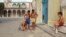 Niños cubanos juegan a las bolas en una calle de La Habana Vieja.
