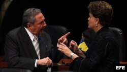 ARCHIVO: Raúl Castro y Dilma Rousseff. El gobierno de Dilma Roussef financia más del 60% de las obras en el puerto del Mariel.