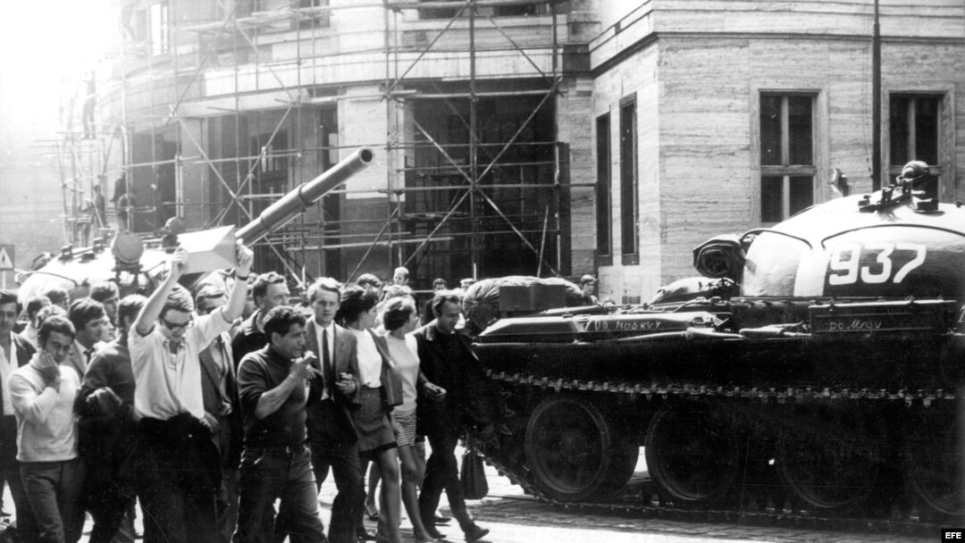 Protestas de jóvenes checoslovacos por la invasión soviética.