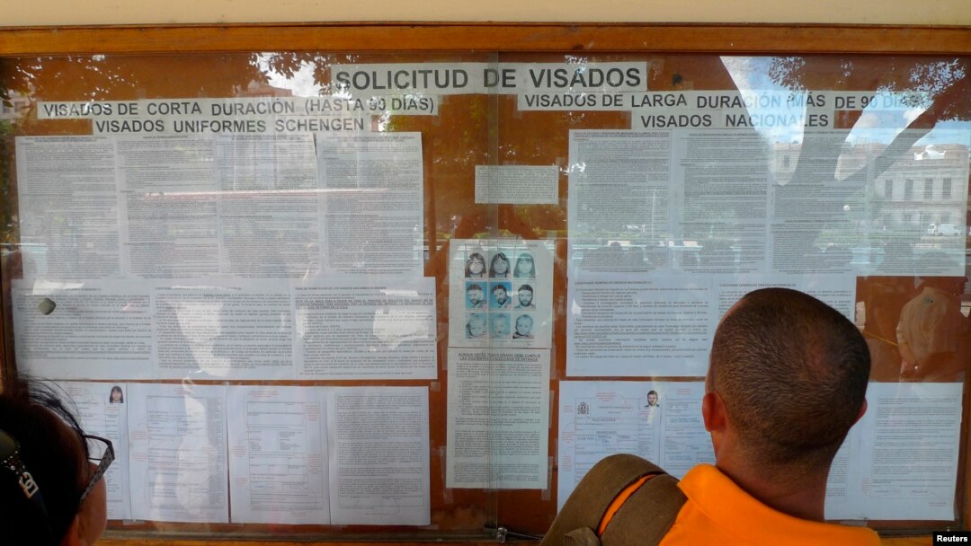 Una persona lee los requisitos para solicitar visa a España. 