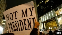 Ciudadanos protestan frente a la Torre Trump, contra el resultado electoral que anunció a Donald Trump, el candidato republicano, como presidente de Estados Unidos.