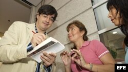Fotografía de archivo del escritor peruano Jaime Bayly (izq.) firmando su autógrafo.