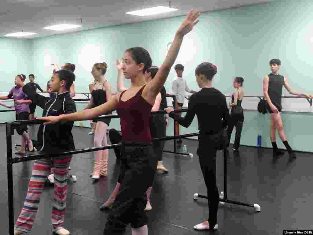 Grupo de bailarines cubanos entrenando en la Academia de Ballet de Sarasota