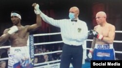 En esta imagen tomada de un mensaje compartido en Twitter, el árbitro declara vencedor al cubano William Scull en el combate frente al finlandés Mathias Eklund.