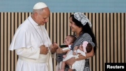 El Papa León XIV se reúne en Madrid con Niurka Paz, una migrante cubana y sus hijos gemelos este 6 de Junio de 2026. REUTERS/Yara Nardi