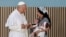 El Papa León XIV se reúne en Madrid con Niurka Paz, una migrante cubana y sus hijos gemelos este 6 de Junio de 2026. REUTERS/Yara Nardi
