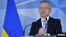 Ihor Dolhov, embajador de Ucrania ante la OTAN, ofrece una rueda de prensa durante la reunión en Bruselas, Bélgica.