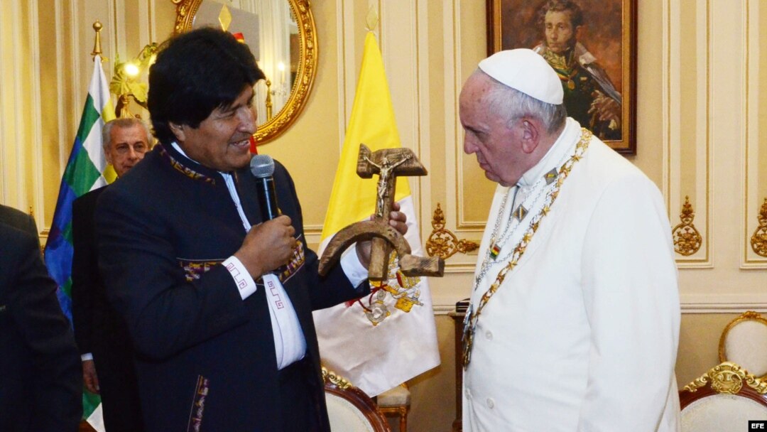 Evo Morales intercambia regalos con el Papa, entre ellos una cruz formada con una hoz y un martillo. 