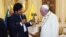 Evo Morales intercambia regalos con el Papa, entre ellos una cruz formada con una hoz y un martillo. 