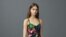 Los estampados en flores y frutas tropicales abundan en la colección Resort 2017 de Valentino.