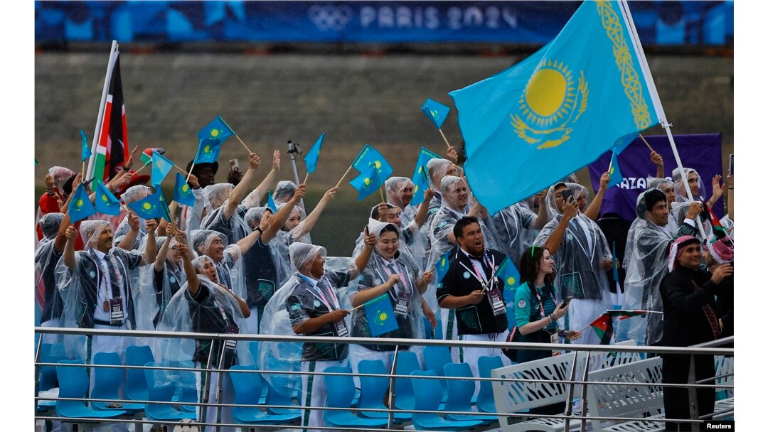 Ceremonia de inauguración - París, Francia - 26 de julio de 2024. Atletas de Kazajstán son vistos a bordo de un barco en el desfile flotante en el río Sena durante la ceremonia de apertura. (REUTERS/Evgenia Novozhenina)