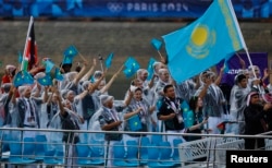 Ceremonia de inauguración - París, Francia - 26 de julio de 2024. Atletas de Kazajstán son vistos a bordo de un barco en el desfile flotante en el río Sena durante la ceremonia de apertura. (REUTERS/Evgenia Novozhenina)