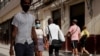 Personas caminando por las calles de La Habana durante la pandemia. REUTERS/Alexandre Meneghini